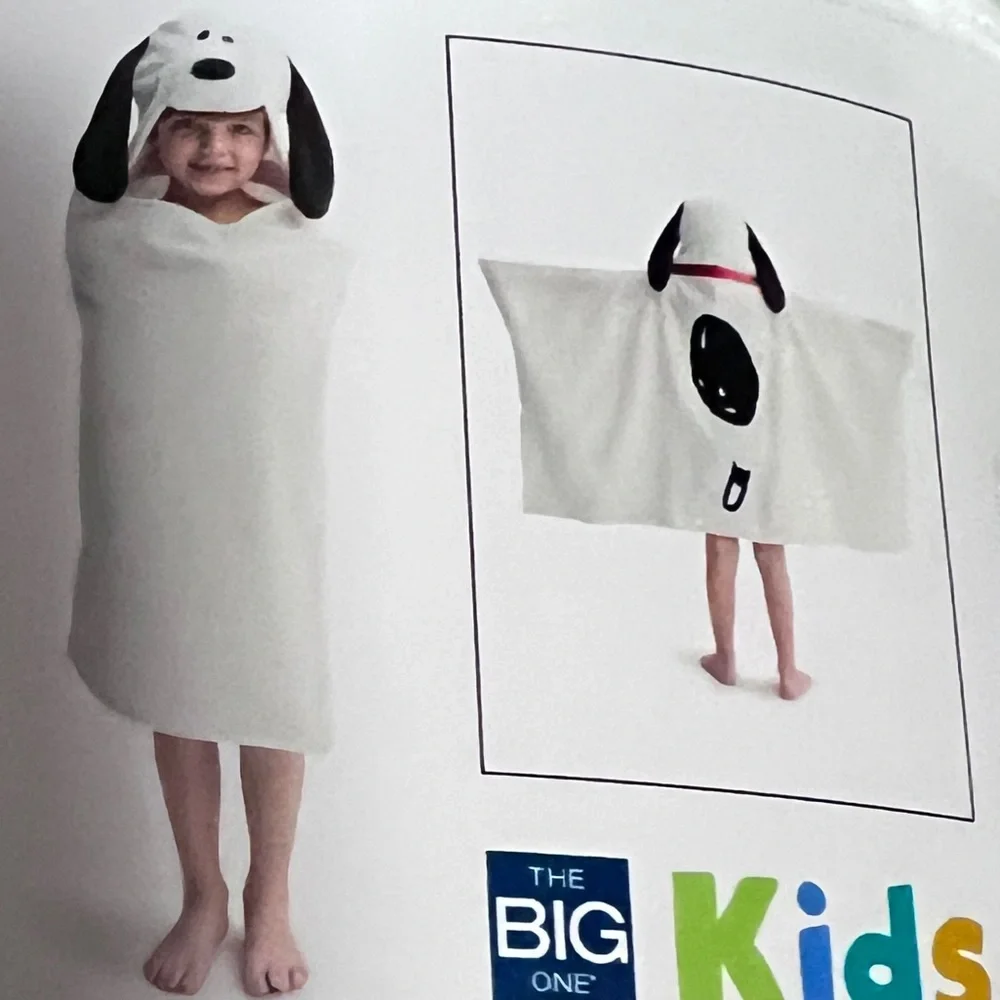 Peanuts Kids Hooded Snoopy Bath Wrap in White and Black
